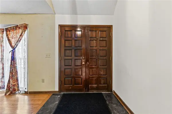 8208 Caenen Lake RD, Lenexa, KS 66215