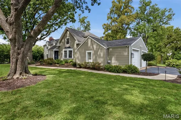 9321 Old Bonhomme RD, Olivette, MO 63132