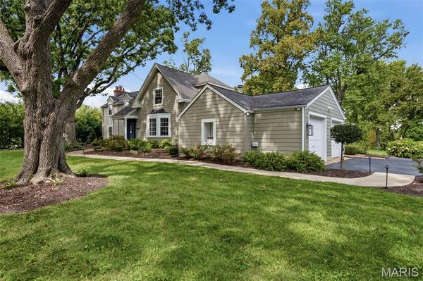 9321 Old Bonhomme RD, Olivette, MO 63132
