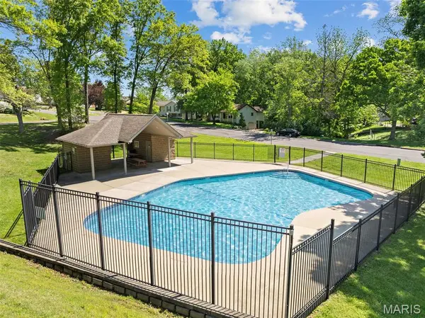1 Buckingham DR, Washington, MO 63090