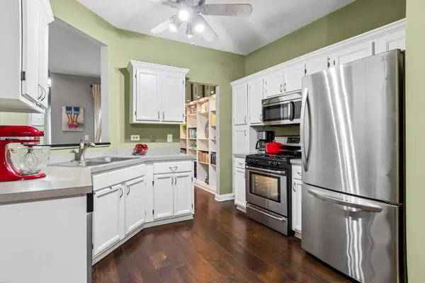 1211 Rhodes LN, Naperville, IL 60540