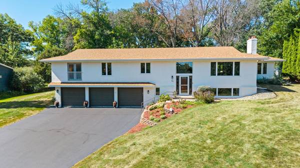 20 Willow Wood DR, Excelsior, MN 55331