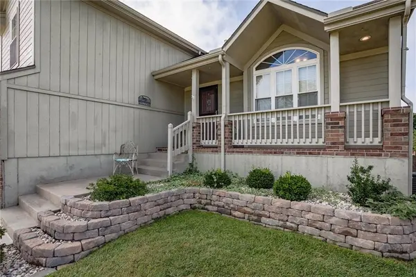 1804 WINCHESTER DR, Pleasant Hill, MO 64080