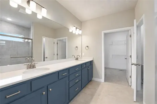 12606 S Parkwood LN, Lee's Summit, MO 64086