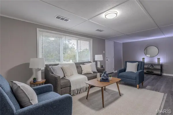 63 Patricia PL, Fenton, MO 63026