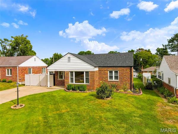 7351 S Yorkshire DR, Affton, MO 63123