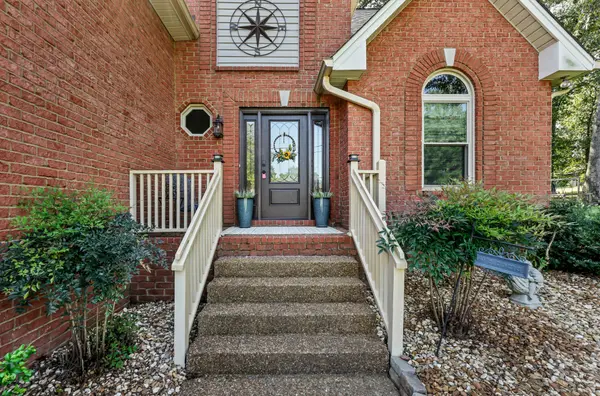 215 S Aztec Dr, White House, TN 37188