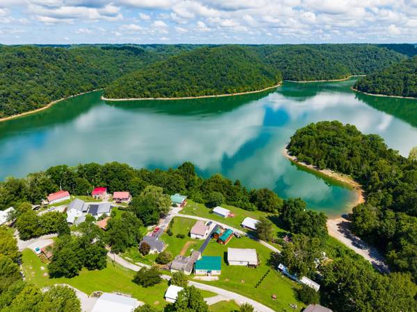 1369 Austin Lake Rd, Baxter, TN 38544
