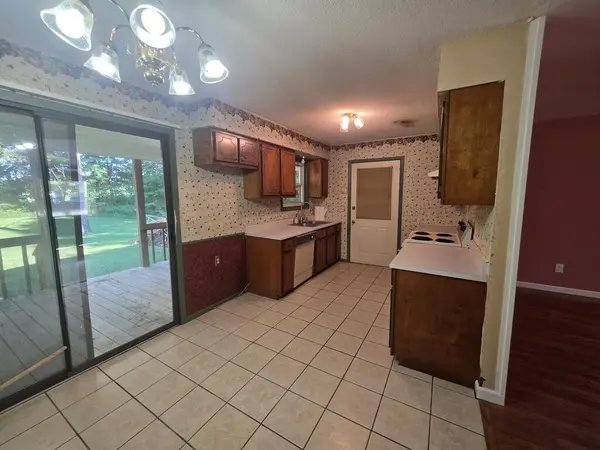 385 Clifty Village Ln, Paris, TN 38242