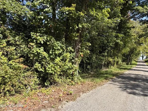 2235 Moore Knob Rd, Allardt, TN 38504