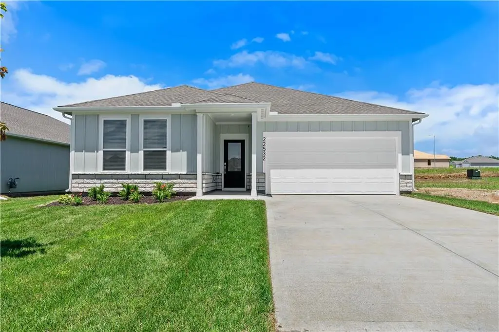21395 Cleveland ST, Spring Hill, KS 66083