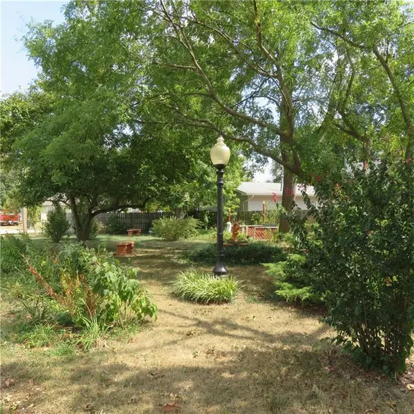 215 S COTTONWOOD ST, Iola, KS 66749