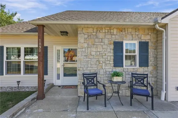 1890 Fall Creek DR, Tonganoxie, KS 66086