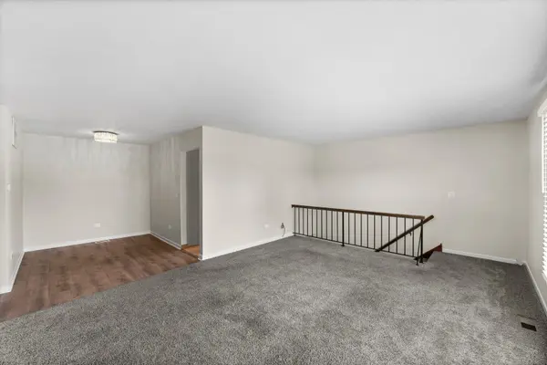 1046 Glouchester HBR #1046, Schaumburg, IL 60193