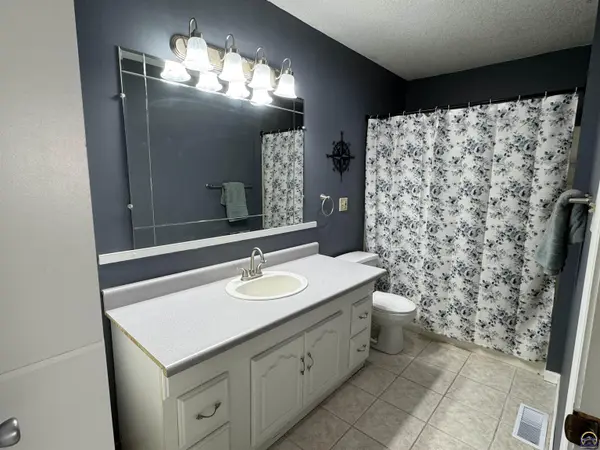 835 SW Anderson TER, Topeka, KS 66606