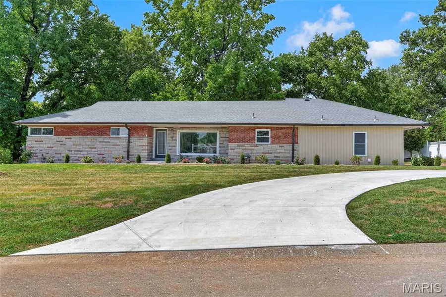 2 Dorclin LN, St Louis, MO 63128