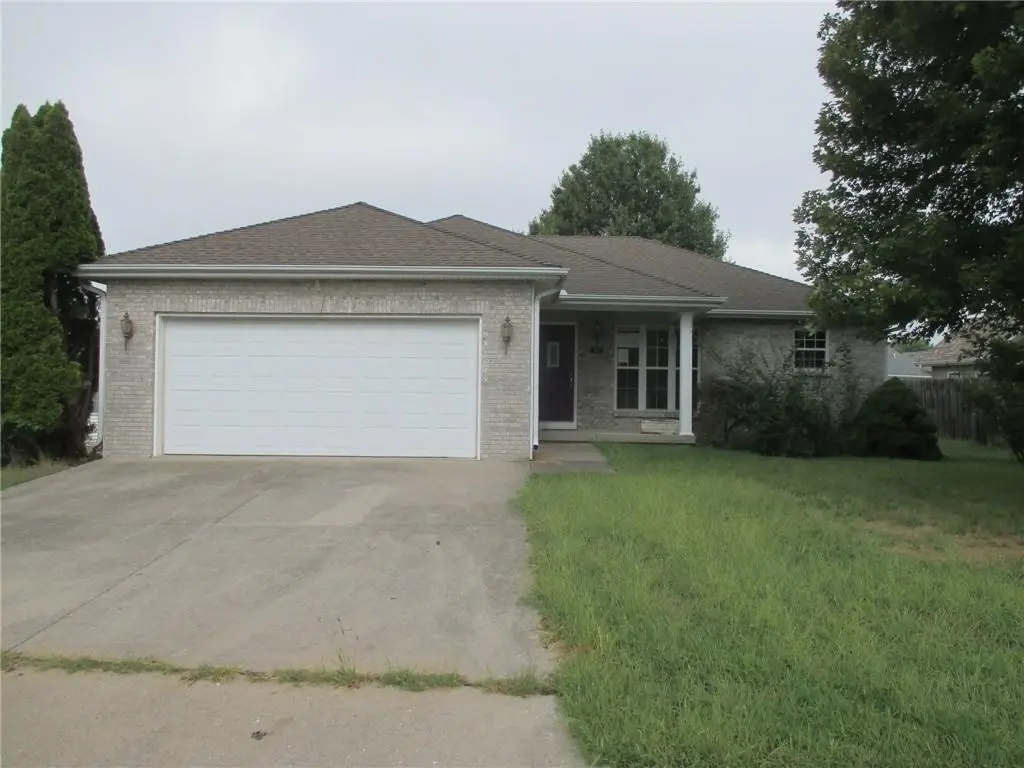 302 Katy CIR, Sedalia, MO 65301