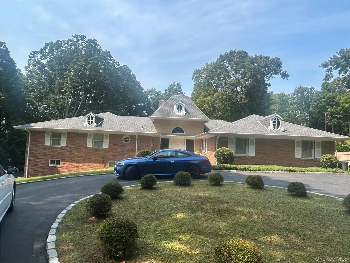 40 Maplewood DR, Northport, NY 11768