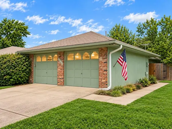 413 Sherwood DR, Blue Springs, MO 64014