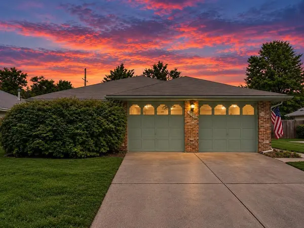 413 Sherwood DR, Blue Springs, MO 64014