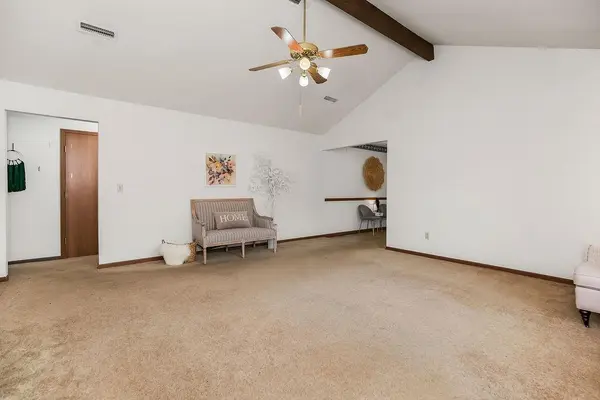 413 Sherwood DR, Blue Springs, MO 64014