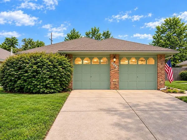 413 Sherwood DR, Blue Springs, MO 64014