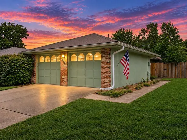 413 Sherwood DR, Blue Springs, MO 64014