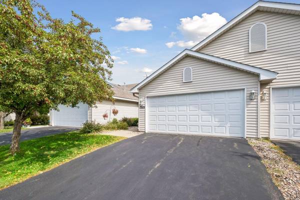 7929 Barrymore LN, Woodbury, MN 55125