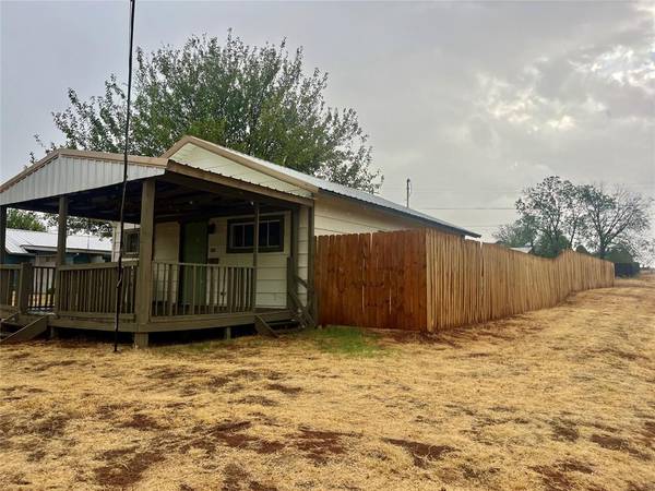802 N 7th ST, Sayre, OK 73662