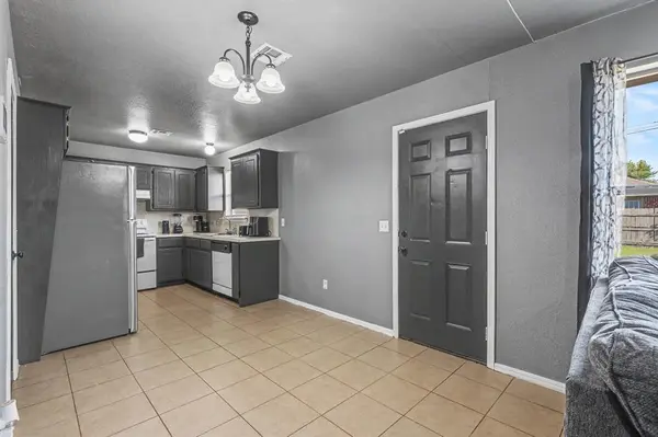 809 NW 18th ST, Moore, OK 73160