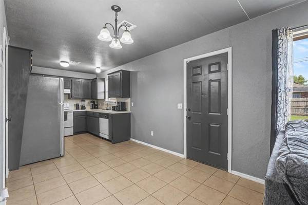 809 NW 18th ST, Moore, OK 73160
