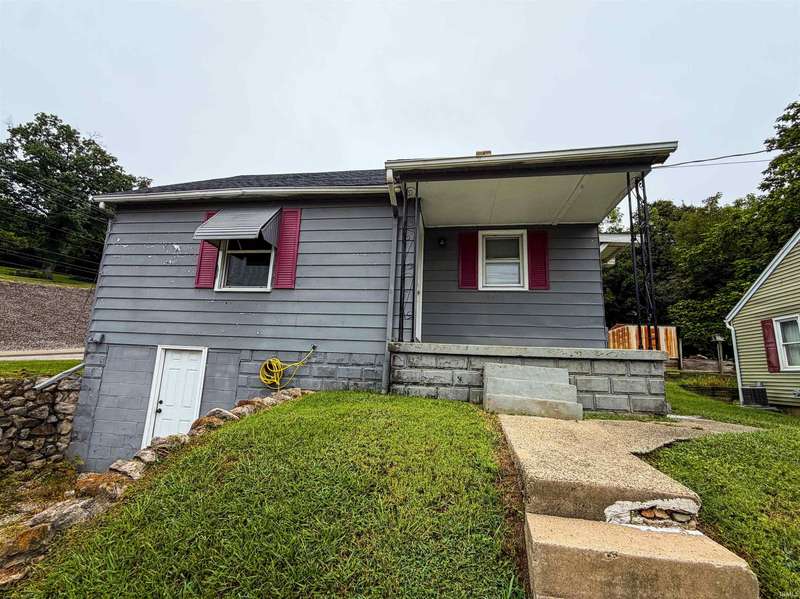 102 E Fourth ST, Huntingburg, IN 47542