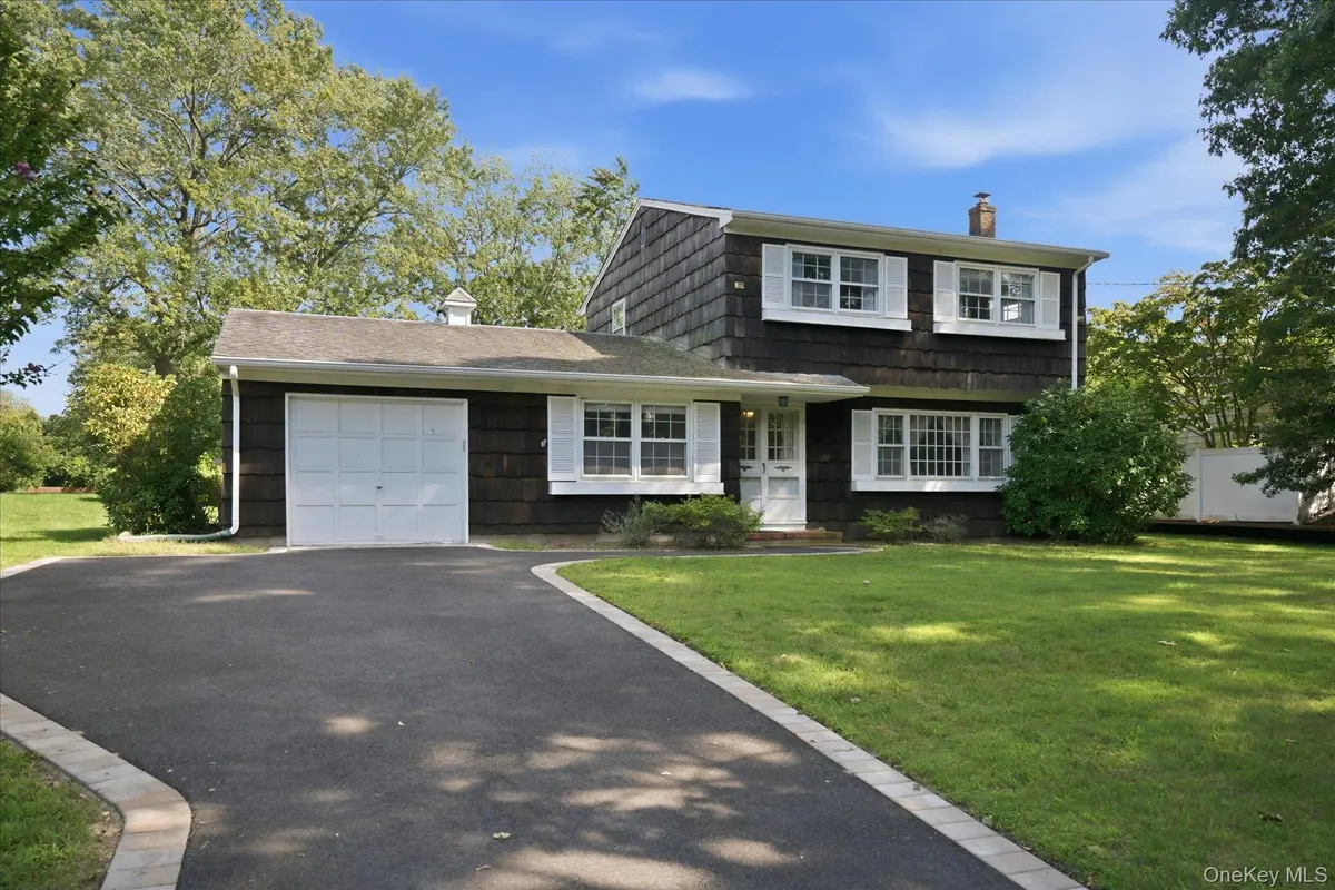 9 Mill Pond LN, East Moriches, NY 11940
