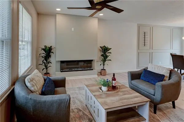 305 Sharon DR, Lee's Summit, MO 64063