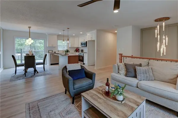 305 Sharon DR, Lee's Summit, MO 64063