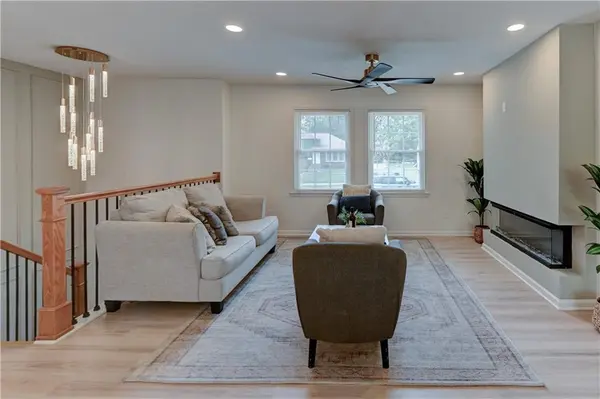 305 Sharon DR, Lee's Summit, MO 64063