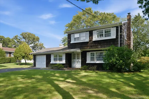 9 Mill Pond LN, East Moriches, NY 11940
