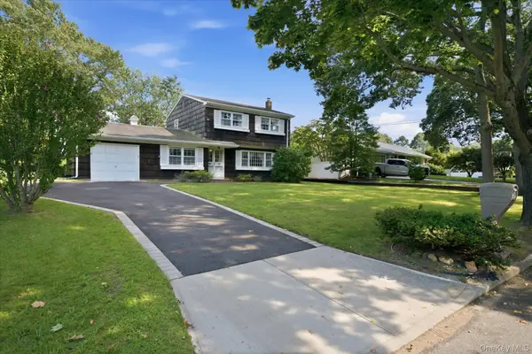 9 Mill Pond LN, East Moriches, NY 11940