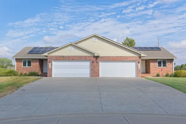 1220 and 1222 Lazy Creek Ct, Newton, KS 67114