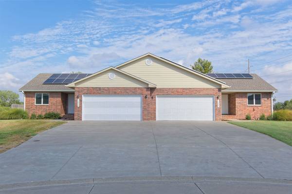 1220 and 1222 Lazy Creek Ct, Newton, KS 67114