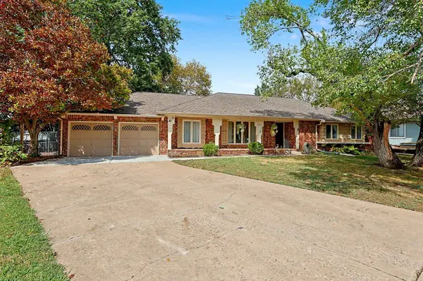 661 N Oak Ct, Derby, KS 67037