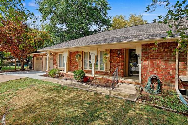 661 N Oak Ct, Derby, KS 67037