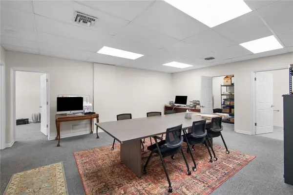 7132 Main ST, Kansas City, MO 64114