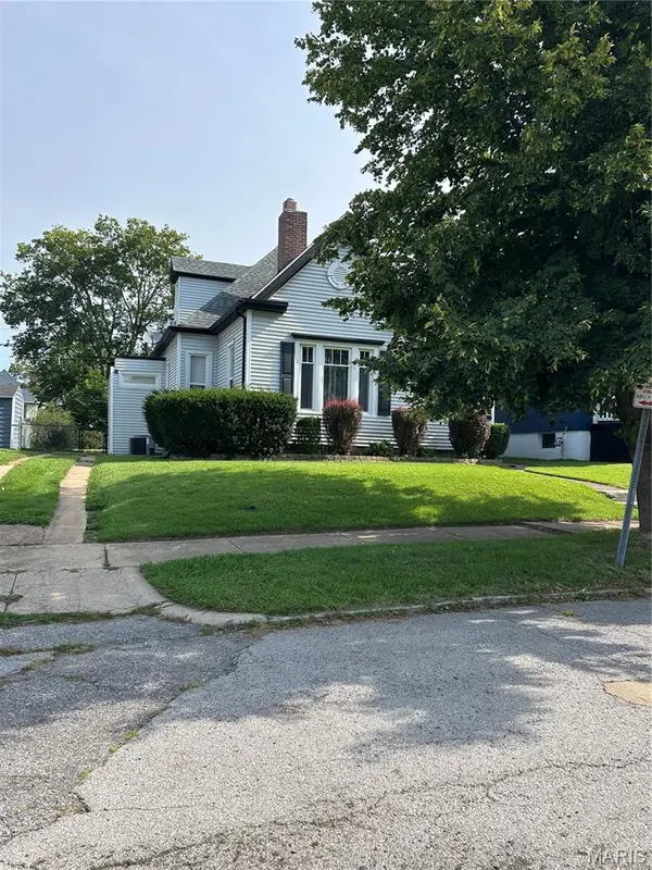 7075 Pernod AVE, St Louis, MO 63139