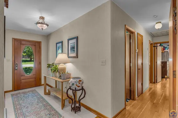 5921 NW Westbrooke DR, Topeka, KS 66617