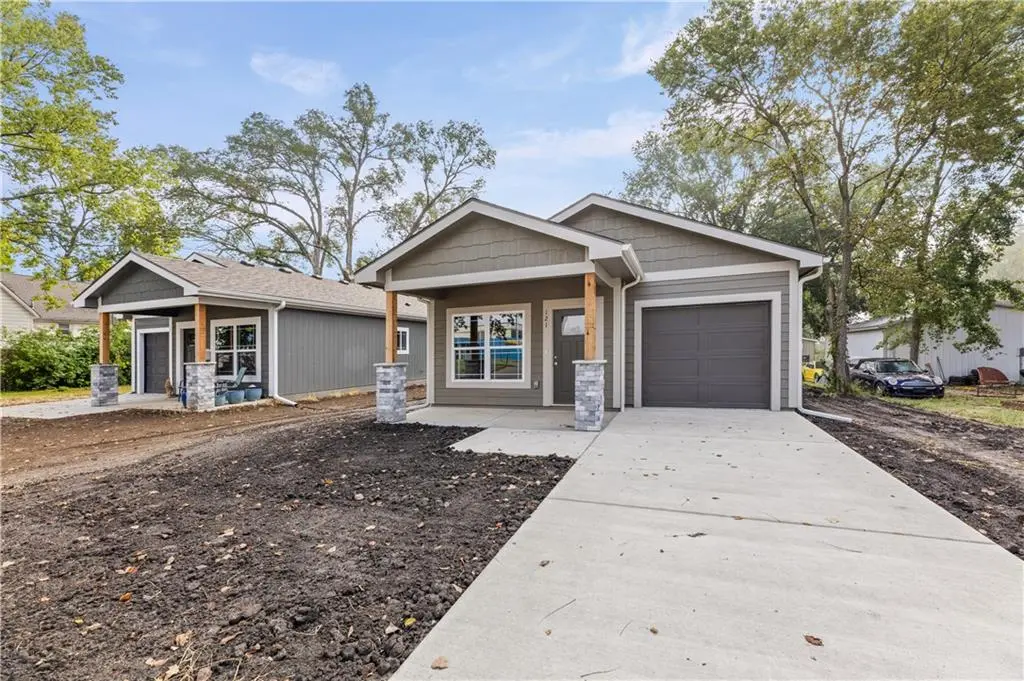 121 S Cedar ST, Ottawa, KS 66067