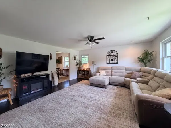 61 Star Lake Rd, Bloomingdale Boro, NJ 07403