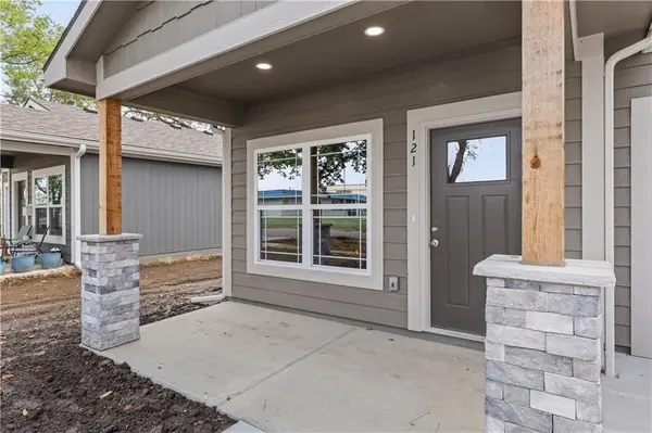 121 S Cedar ST, Ottawa, KS 66067