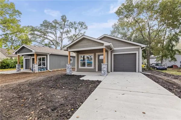 121 S Cedar ST, Ottawa, KS 66067