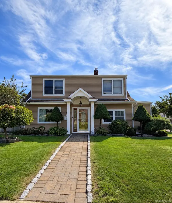 2 Cooper LN, Levittown, NY 11756